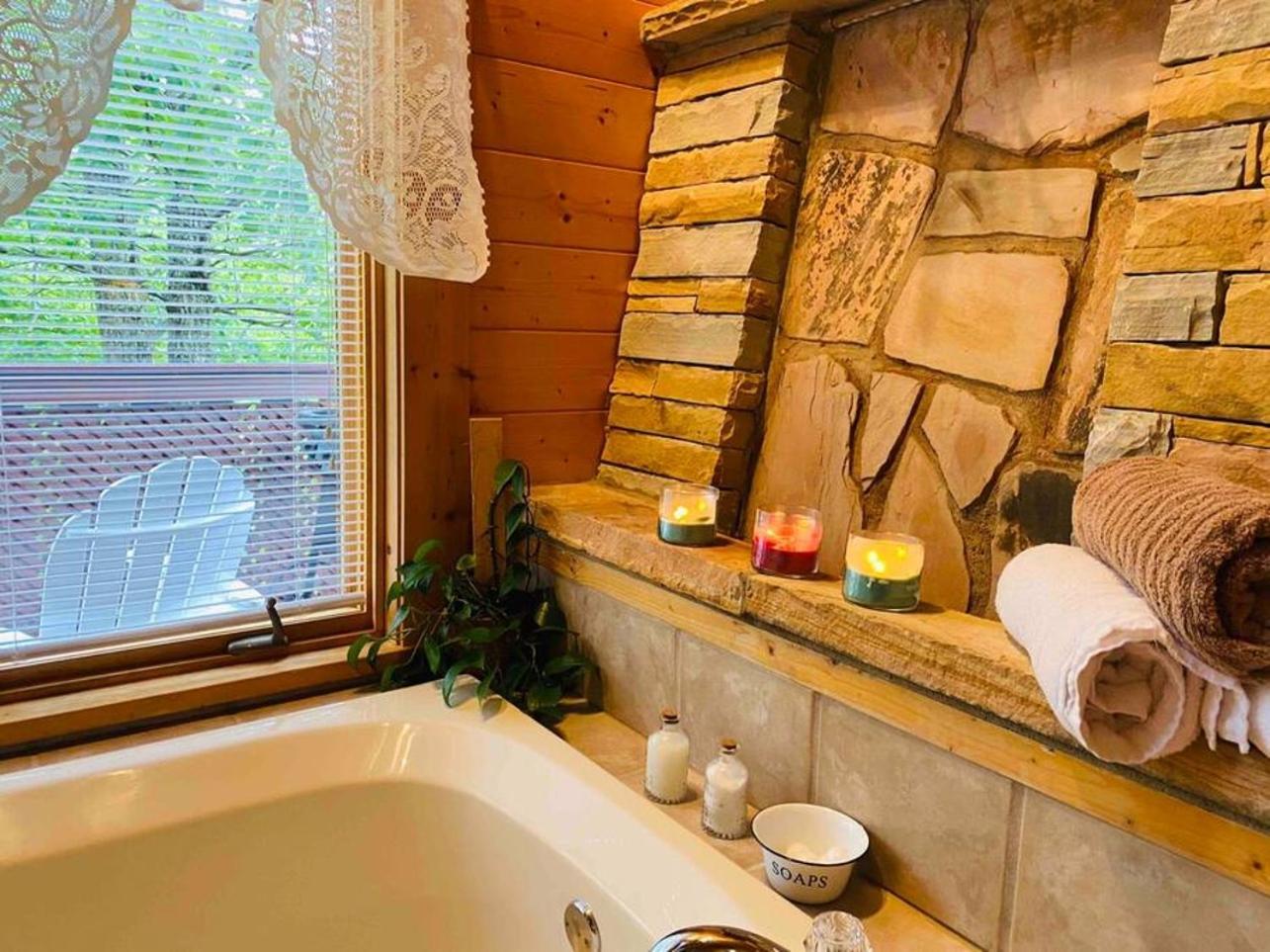 Romantic, Honeymoon Cabin In The Smokies! Гетлинбург Екстериор снимка