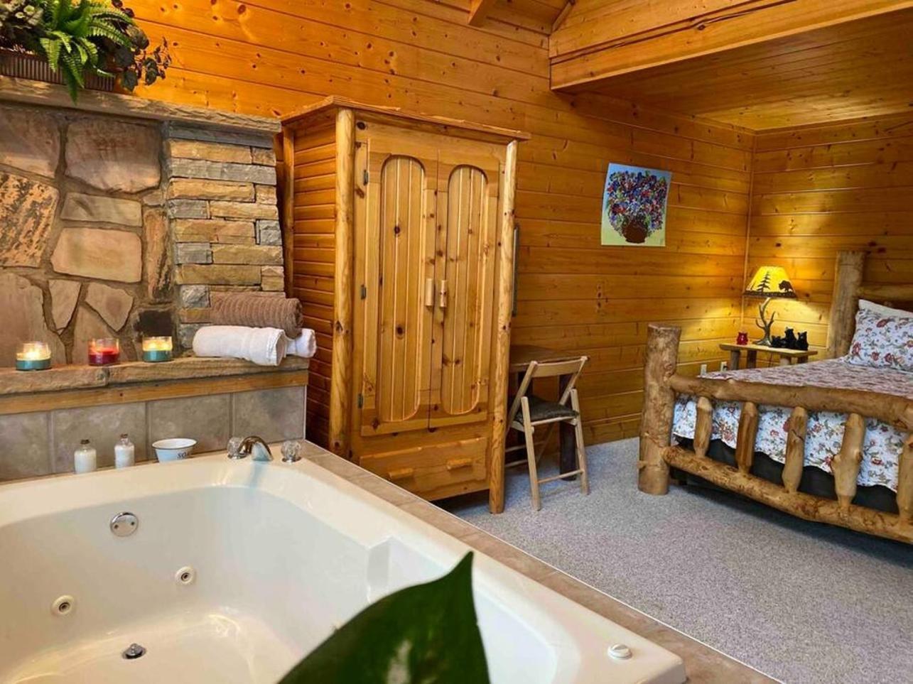 Romantic, Honeymoon Cabin In The Smokies! Гетлинбург Екстериор снимка