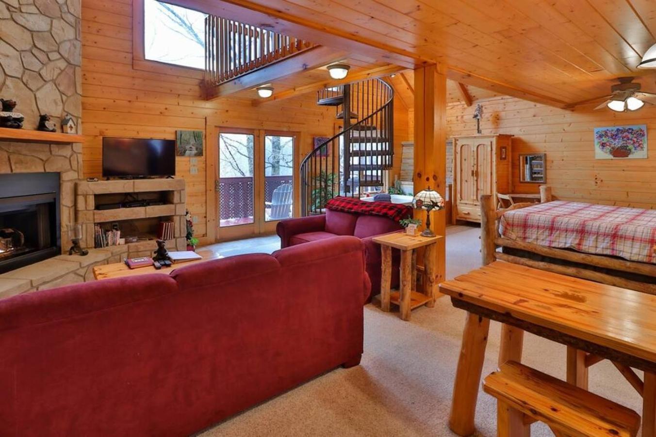 Romantic, Honeymoon Cabin In The Smokies! Гетлинбург Екстериор снимка