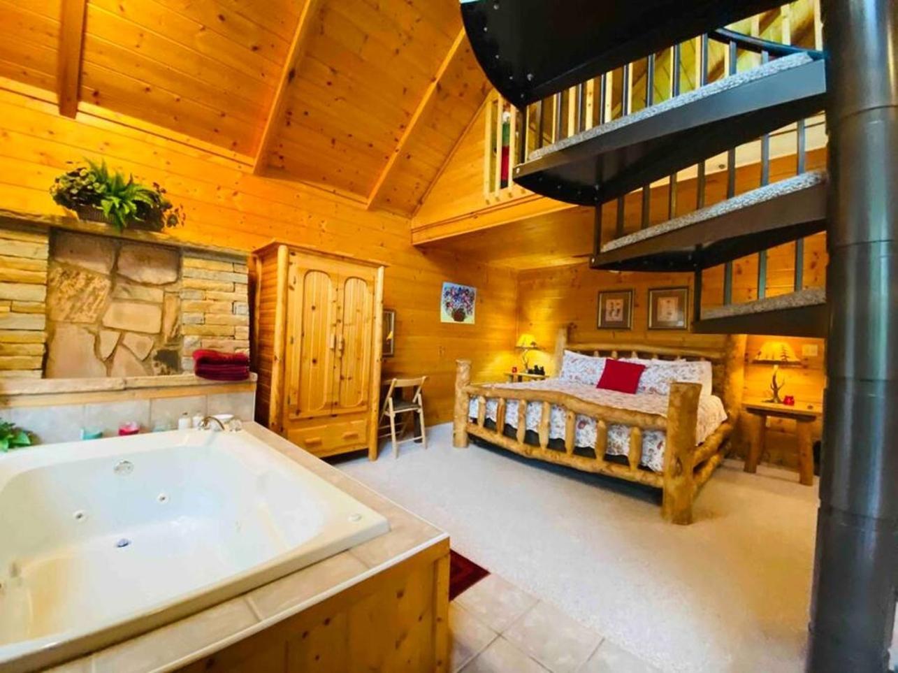 Romantic, Honeymoon Cabin In The Smokies! Гетлинбург Екстериор снимка