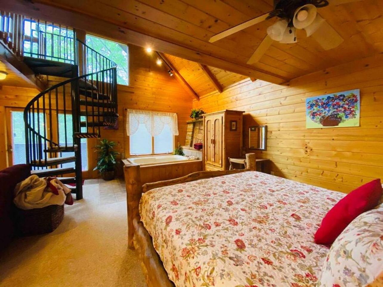 Romantic, Honeymoon Cabin In The Smokies! Гетлинбург Екстериор снимка